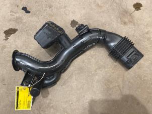 Gebruikte Aanzuigslang Lucht Renault Twingo III (AH) 1.0 SCe 75 12V Prijs € 15,00 Margeregeling aangeboden door F. van den Mosselaar autodemontage