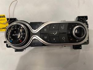 Gebruikte Kachel Bedieningspaneel Renault Twingo III (AH) 1.0 SCe 75 12V Prijs € 25,00 Margeregeling aangeboden door F. van den Mosselaar autodemontage