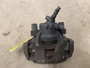 Begagnade Främre bromsok, vänster Renault Twingo III (AH) 1.0 SCe 70 12V Pris € 40,00 Marginaltabell erbjuds av F. van den Mosselaar autodemontage