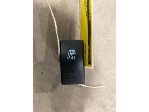 Gebruikte Stoelverwarmings Schakelaar Kia Picanto (BA) 1.1 12V Prijs € 7,50 Margeregeling aangeboden door F. van den Mosselaar autodemontage