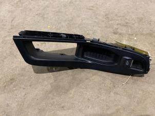 Begagnade Brytare, eldrivna fönster Ford Fiesta 6 (JA8) 1.0 EcoBoost 12V 100 Pris € 12,50 Marginaltabell erbjuds av F. van den Mosselaar autodemontage