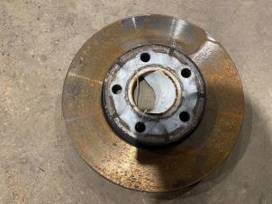 Begagnade Främre bromsskiva Ford Focus 3 1.6 Ti-VCT 16V 125 Pris € 20,00 Marginaltabell erbjuds av F. van den Mosselaar autodemontage