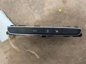 Używane Przelacznik Renault Grand Scénic IV (RFAR) 1.3 TCE 140 16V Cena € 25,00 Procedura marży oferowane przez F. van den Mosselaar autodemontage