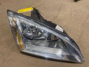 Używane Reflektor prawy Ford Focus 2 Wagon 1.6 16V Cena € 50,00 Procedura marży oferowane przez F. van den Mosselaar autodemontage