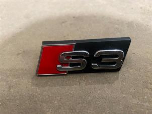 Begagnade Emblem Audi S3 Limousine (8VM/8VS) 2.0 TFSI 16V Pris € 35,00 Marginaltabell erbjuds av F. van den Mosselaar autodemontage