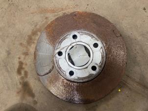 Begagnade Främre bromsskiva Ford Focus 2 Wagon 1.6 16V Pris € 20,00 Marginaltabell erbjuds av F. van den Mosselaar autodemontage