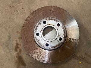 Begagnade Främre bromsskiva Ford Focus 2 Wagon 1.6 16V Pris € 20,00 Marginaltabell erbjuds av F. van den Mosselaar autodemontage