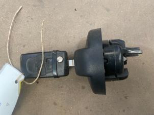 Begagnade Tanklock Peugeot 1007 (KM) 1.6 GTI,Gentry 16V Pris € 15,00 Marginaltabell erbjuds av F. van den Mosselaar autodemontage