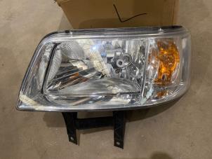 Gebruikte Linker Koplamp Volkswagen Transporter/Caravelle T5 2.5 TDi Prijs € 50,00 Margeregeling aangeboden door F. van den Mosselaar autodemontage