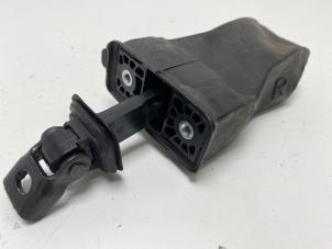 Begagnade Dörrstopp, 2-dörrars, vänster Volkswagen Polo V (6R) 1.2 TSI Pris € 15,00 Marginaltabell erbjuds av F. van den Mosselaar autodemontage