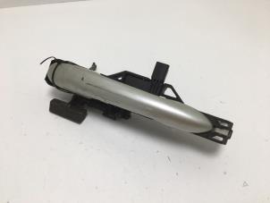 Begagnade Dörrhandtag, 4-dörrars, vänster fram Renault Laguna II (BG) 1.8 16V Pris € 10,00 Marginaltabell erbjuds av F. van den Mosselaar autodemontage