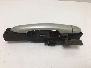 Begagnade Dörrhandtag, 4-dörrars, höger fram Renault Laguna II (BG) 1.8 16V Pris € 10,00 Marginaltabell erbjuds av F. van den Mosselaar autodemontage