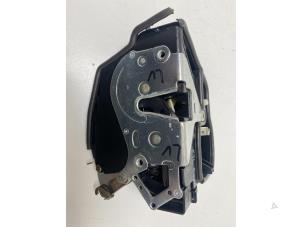 Begagnade Dörrlåsmekanism, 4-dörrars, vänster fram BMW 7 serie (E65/E66/E67) 735i,Li 3.6 V8 32V Pris € 35,00 Marginaltabell erbjuds av F. van den Mosselaar autodemontage