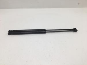 Gebruikte Set Gasdempers Achterklep Renault Twingo III (AH) 1.0 SCe 70 12V Prijs € 20,00 Margeregeling aangeboden door F. van den Mosselaar autodemontage