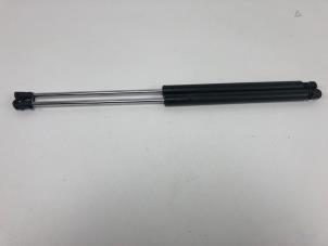 Begagnade Set med gasfjädrar, baklucka Renault Laguna II (BG) 1.8 16V Pris € 20,00 Marginaltabell erbjuds av F. van den Mosselaar autodemontage