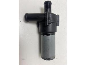 Gebruikte Koelvloeistof pomp Opel Omega B Caravan (21/22/23) 2.2 DTI 16V Prijs € 15,00 Margeregeling aangeboden door F. van den Mosselaar autodemontage