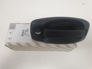 Używane Uchwyt drzwi prawych wersja 2-drzwiowa Citroen Nemo (AA) 1.4 Cena € 15,00 Procedura marży oferowane przez F. van den Mosselaar autodemontage