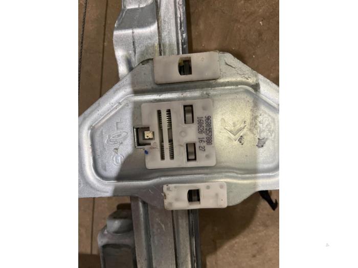 Fönstermekanism, 2-dörrars, höger fram från en Peugeot Partner (GC/GF/GG/GJ/GK) 1.6 BlueHDI 75 2017