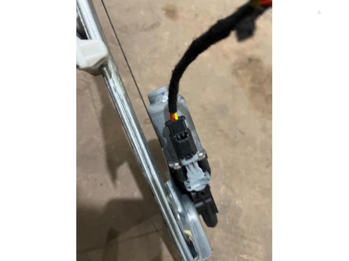 Fönstermekanism, 2-dörrars, höger fram från en Peugeot Partner (GC/GF/GG/GJ/GK) 1.6 BlueHDI 75 2017