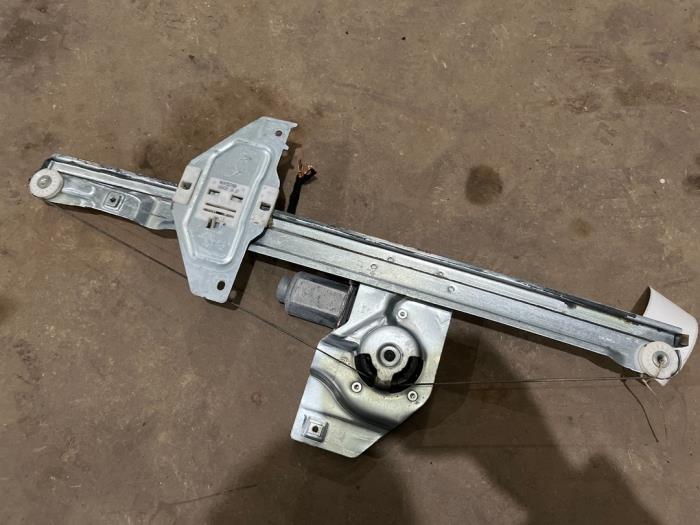 Fönstermekanism, 2-dörrars, höger fram från en Peugeot Partner (GC/GF/GG/GJ/GK) 1.6 BlueHDI 75 2017