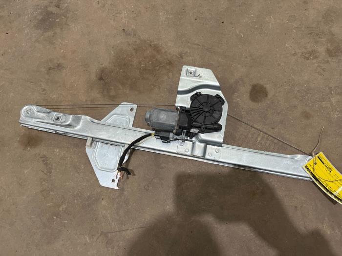 Fönstermekanism, 2-dörrars, höger fram från en Peugeot Partner (GC/GF/GG/GJ/GK) 1.6 BlueHDI 75 2017