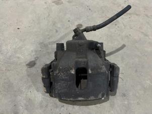 Begagnade Främre bromsok, vänster Toyota Avensis (T22) 1.6 16V Pris € 25,00 Marginaltabell erbjuds av F. van den Mosselaar autodemontage