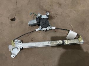 Begagnade Fönstermekanism för bakre dörr, 4-dörrars, vänster Nissan Primera (P12) 1.8 16V Pris € 20,00 Marginaltabell erbjuds av F. van den Mosselaar autodemontage