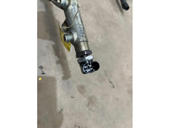 Bränsleinsprutningsmunstycke från en BMW 1 serie (E87/87N) 120d 16V 2006