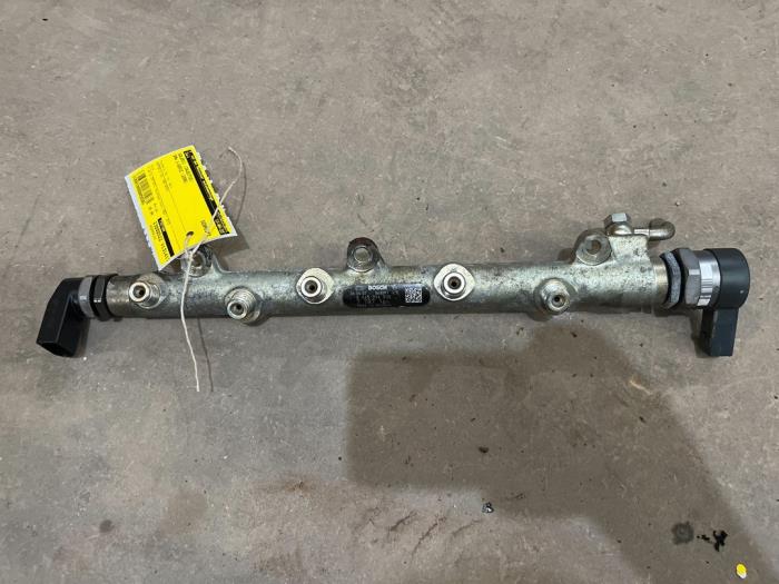 Bränsleinsprutningsmunstycke från en BMW 1 serie (E87/87N) 120d 16V 2006