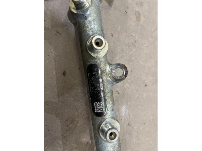 Bränsleinsprutningsmunstycke från en BMW 1 serie (E87/87N) 120d 16V 2006