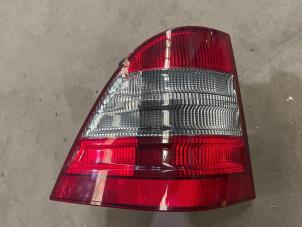 Begagnade Baklykta, vänster Mercedes ML I (163) 430 4.3 V8 24V Autom. Pris € 35,00 Marginaltabell erbjuds av F. van den Mosselaar autodemontage