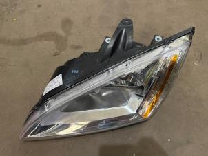 Begagnade Strålkastare, vänster Ford Focus 2 1.4 16V Pris € 35,00 Marginaltabell erbjuds av F. van den Mosselaar autodemontage