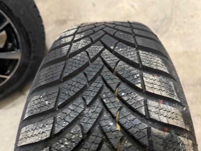 Zestaw felg sportowych + opony zimowe z Peugeot 308 SW (L4/L9/LC/LJ/LR) 1.6 16V THP 150 2018