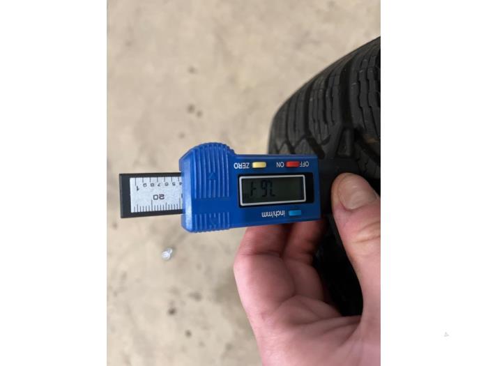 Zestaw felg sportowych + opony zimowe z Peugeot 308 SW (L4/L9/LC/LJ/LR) 1.6 16V THP 150 2018