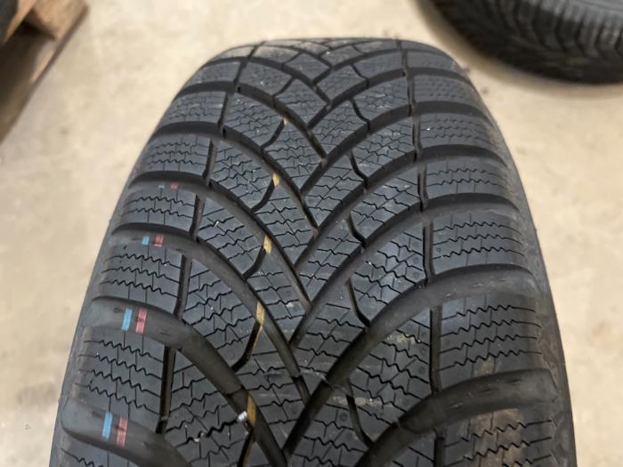 Zestaw felg sportowych + opony zimowe z Peugeot 308 SW (L4/L9/LC/LJ/LR) 1.6 16V THP 150 2018