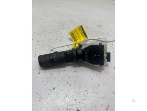 Gebruikte Pinker Schakelaar Nissan Qashqai (J10) 2.0 16V Prijs € 15,00 Margeregeling aangeboden door F. van den Mosselaar autodemontage