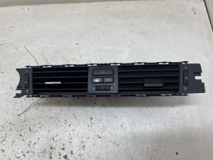 Begagnade Luftmunstycke, instrumentbräda BMW 3 serie (E93) 320i 16V Pris € 15,00 Marginaltabell erbjuds av F. van den Mosselaar autodemontage