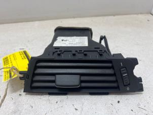 Używane Kratka wentylacyjna deski rozdzielczej BMW 3 serie (E93) 320i 16V Cena € 10,00 Procedura marży oferowane przez F. van den Mosselaar autodemontage