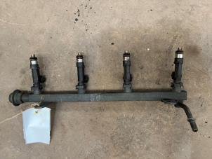 Begagnade Bränsleinsprutningsmunstycke Chevrolet Captiva (C100) 2.4 16V 4x2 Pris € 100,00 Marginaltabell erbjuds av F. van den Mosselaar autodemontage