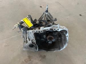 Begagnade Växellåda Renault Clio III (BR/CR) 1.2 16V 75 Pris € 200,00 Marginaltabell erbjuds av F. van den Mosselaar autodemontage