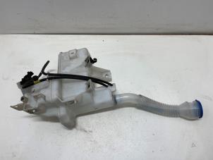 Gebruikte Ruitensproeiertank voor Mazda CX-5 I (KE,GH) 2.2 Skyactiv D 175 16V 4WD Prijs € 45,00 Margeregeling aangeboden door F. van den Mosselaar autodemontage