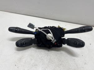 Używane Przelacznik Combi kolumny kierownicy Peugeot 307 (3A/C/D) 1.4 16V Cena € 70,00 Procedura marży oferowane przez F. van den Mosselaar autodemontage