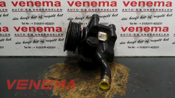 Servostyrningspump från en Ford Fiesta 5 (JD/JH) 1.6 16V 2005