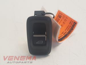 Gebruikte Schakelaar Elektrisch Raam Ford Fiesta 6 (JA8) 1.0 EcoBoost 12V 125 Prijs € 9,99 Margeregeling aangeboden door Venema Autoparts