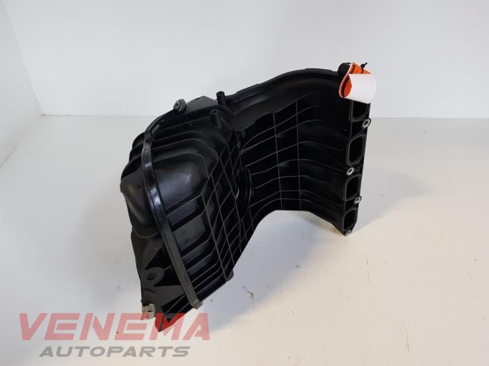 Insugsrör från en BMW 1 serie (E87/87N) 118i 16V 2010