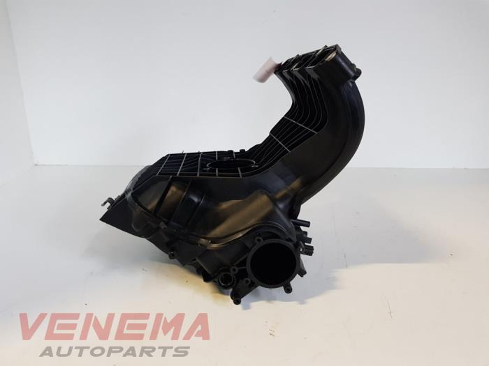 Insugsrör från en BMW 1 serie (E87/87N) 118i 16V 2010