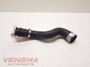 Begagnade Laddluftkylarslang Opel Astra K Sports Tourer 1.6 CDTI 136 16V Pris € 24,99 Marginaltabell erbjuds av Venema Autoparts