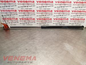 Begagnade Gasfjäder, motorhuv, höger Mercedes E (VF211) 2.2 E-220 CDI 16V Pris € 19,99 Marginaltabell erbjuds av Venema Autoparts