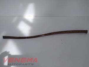 Begagnade Dekorstripe, instrumentbräda Mercedes E (VF211) 2.2 E-220 CDI 16V Pris € 49,99 Marginaltabell erbjuds av Venema Autoparts