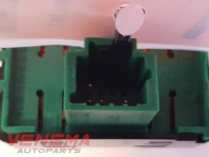 ASR-brytare från en Renault Clio IV Estate/Grandtour (7R) 0.9 Energy TCE 90 12V 2018